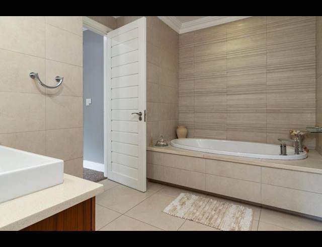 5 BEDROOM HOUSE FOR SALE IN ZIMBALI ESTATE